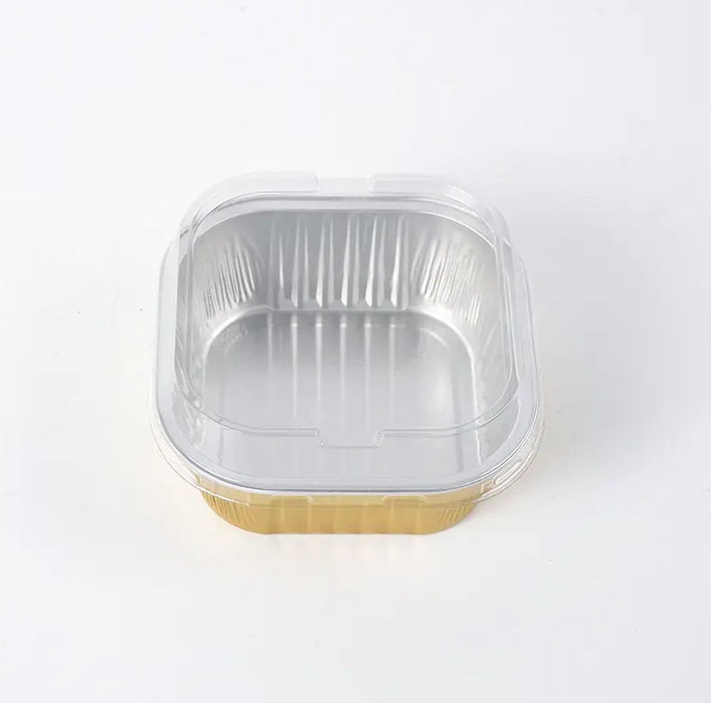 Hogyan valósul meg a gyártási folyamat során a Square Wrinkle-Free Alumínium Fóliás Élelmiszertartály ráncmentes kialakítása, és milyen hatással van az edény használatára?